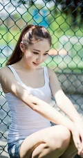 牛仔短裤背心清纯女孩体育场写真