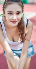 牛仔短裤背心清纯女孩体育场写真