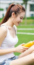 牛仔短裤背心清纯女孩体育场写真