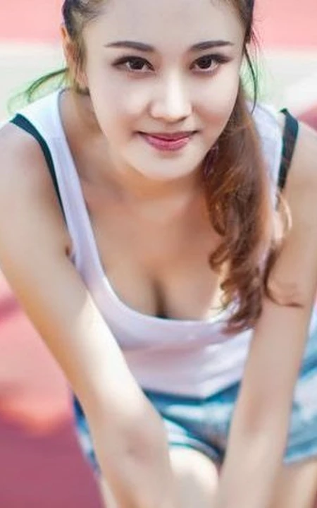牛仔短裤背心清纯女孩体育场写真