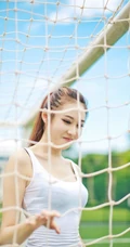 牛仔短裤背心清纯女孩体育场写真