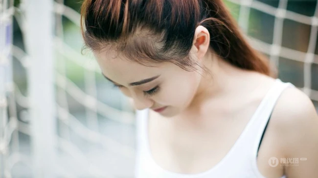 牛仔短裤背心清纯女孩体育场写真