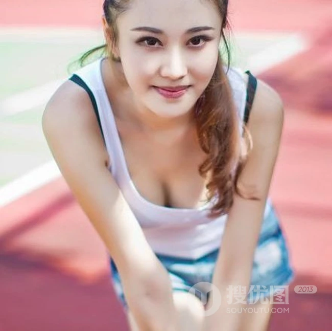牛仔短裤背心清纯女孩体育场写真