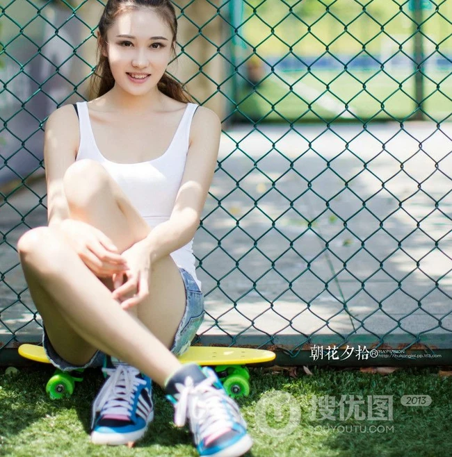 牛仔短裤背心清纯女孩体育场写真