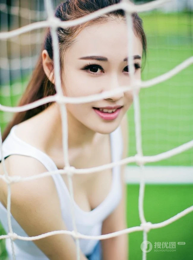 牛仔短裤背心清纯女孩体育场写真