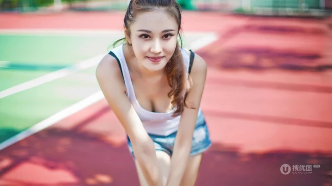 牛仔短裤背心清纯女孩体育场写真