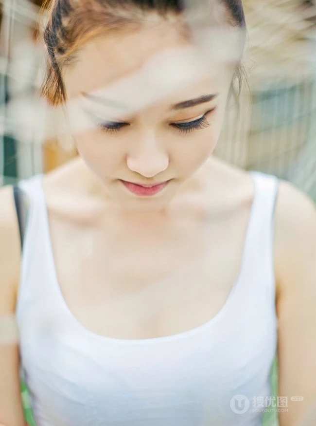 牛仔短裤背心清纯女孩体育场写真