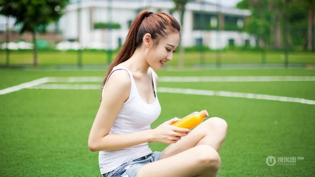 牛仔短裤背心清纯女孩体育场写真