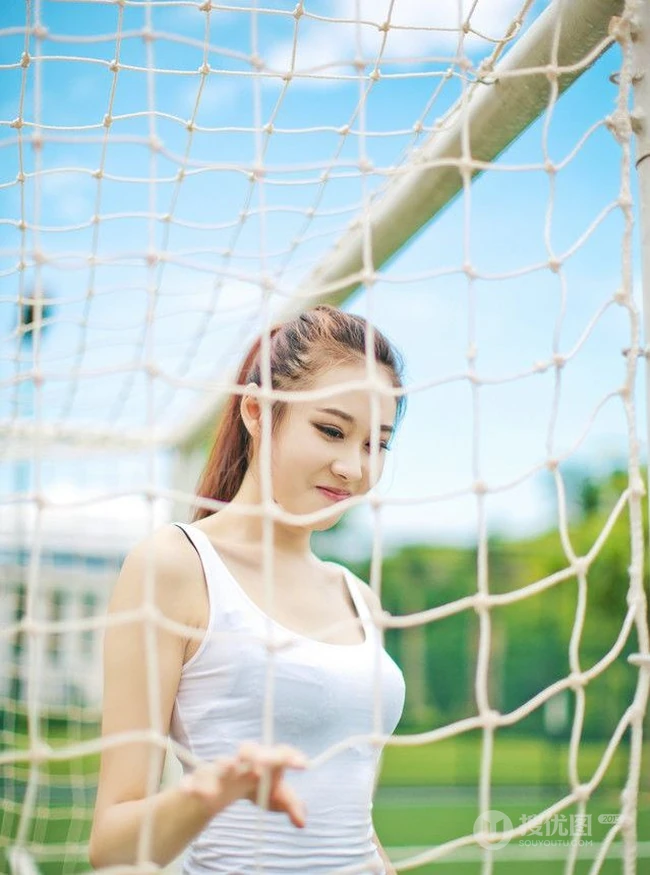 牛仔短裤背心清纯女孩体育场写真