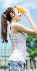 牛仔短裤背心清纯女孩体育场写真