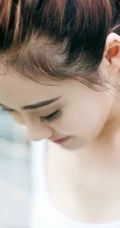 牛仔短裤背心清纯女孩体育场写真