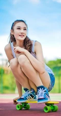 牛仔短裤背心清纯女孩体育场写真
