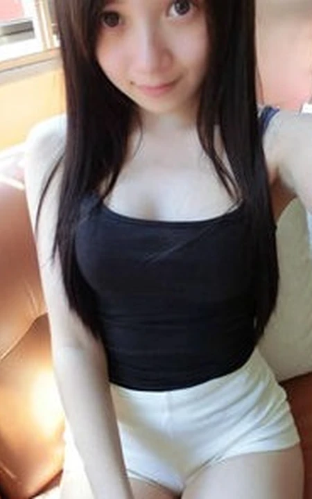 紧身小背心短裤可爱动人 长发女生自拍美图、生活照片