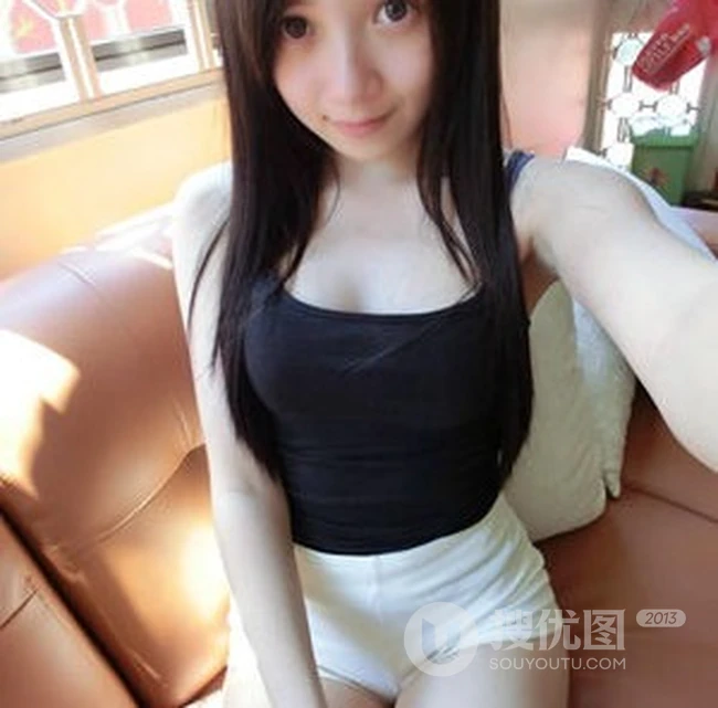 紧身小背心短裤可爱动人 长发女生自拍美图、生活照片
