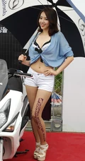 机车女郎-车模申海莉紧身短裤高清大图