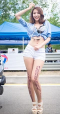 机车女郎-车模申海莉紧身短裤高清大图