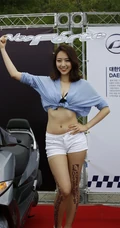 机车女郎-车模申海莉紧身短裤高清大图