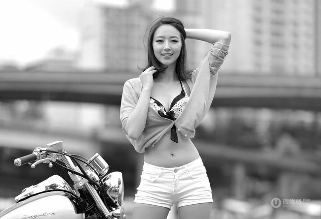 机车女郎-车模申海莉紧身短裤高清大图