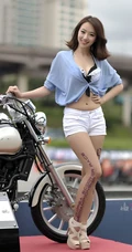 机车女郎-车模申海莉紧身短裤高清大图