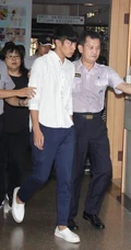 柯震东赴检方报到遭媒体围堵 护送人员流汗湿透