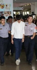 柯震东赴检方报到遭媒体围堵 护送人员流汗湿透