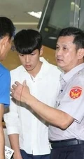 柯震东赴检方报到遭媒体围堵 护送人员流汗湿透