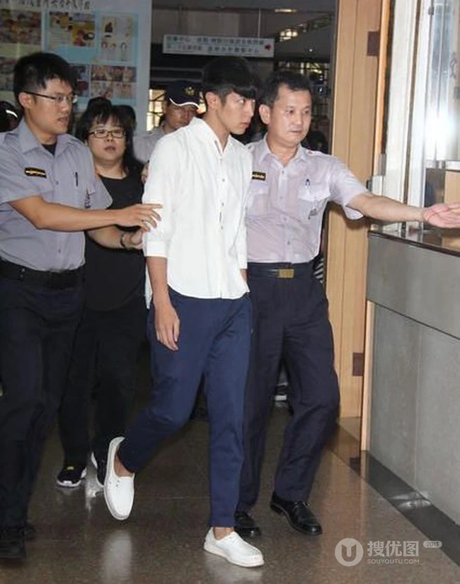 柯震东赴检方报到遭媒体围堵 护送人员流汗湿透