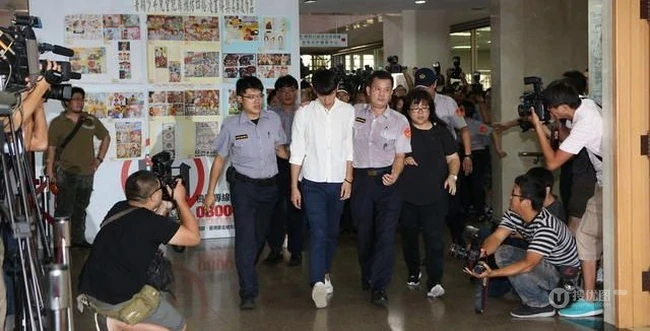 柯震东赴检方报到遭媒体围堵 护送人员流汗湿透