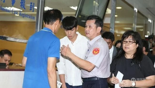 柯震东赴检方报到遭媒体围堵 护送人员流汗湿透