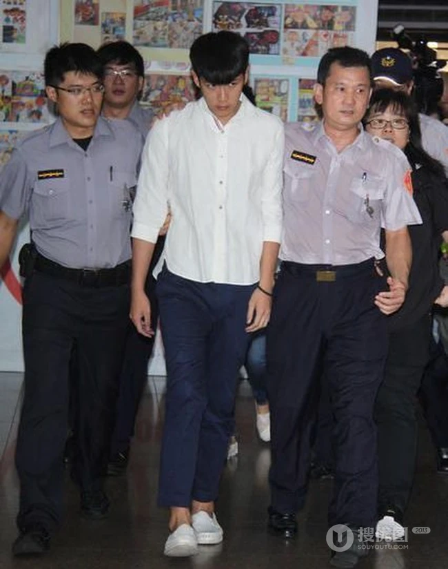 柯震东赴检方报到遭媒体围堵 护送人员流汗湿透