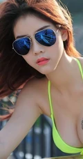 墨镜女生穿泳装气质高清图片