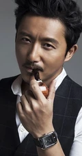 涂松岩绅士西装写真 手拿烟斗眼神专注