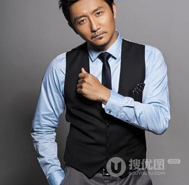 涂松岩绅士西装写真 手拿烟斗眼神专注