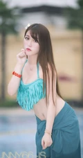 长发如丝柔顺-可爱泳装长发美模戏水图片