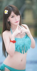 长发如丝柔顺-可爱泳装长发美模戏水图片