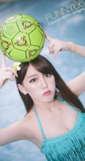 长发如丝柔顺-可爱泳装长发美模戏水图片
