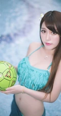长发如丝柔顺-可爱泳装长发美模戏水图片