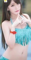 长发如丝柔顺-可爱泳装长发美模戏水图片