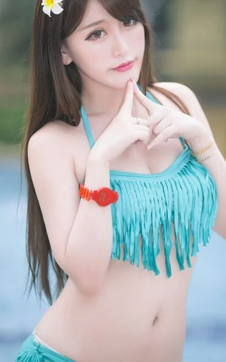长发如丝柔顺-可爱泳装长发美模戏水图片