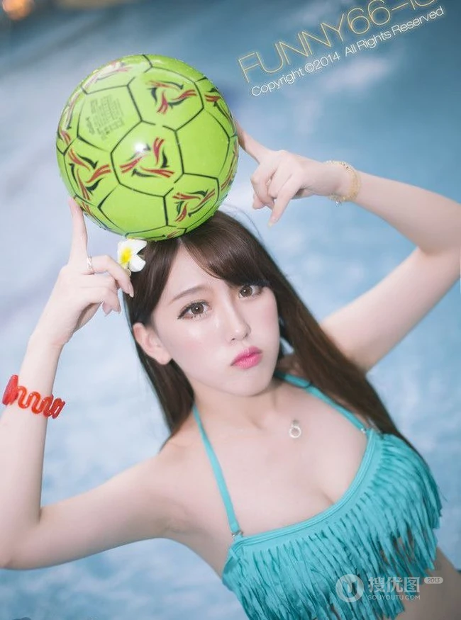 长发如丝柔顺-可爱泳装长发美模戏水图片