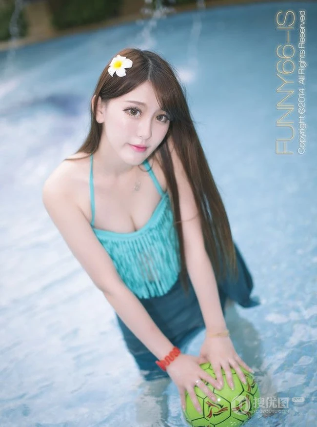 长发如丝柔顺-可爱泳装长发美模戏水图片