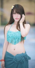 长发如丝柔顺-可爱泳装长发美模戏水图片