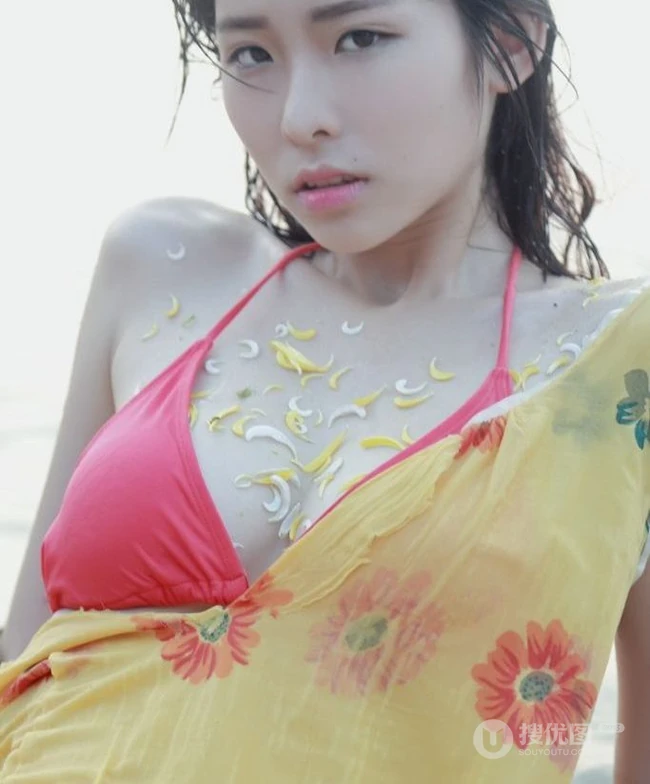 有点小清新 沙滩泳装女生清新小气质写真图集