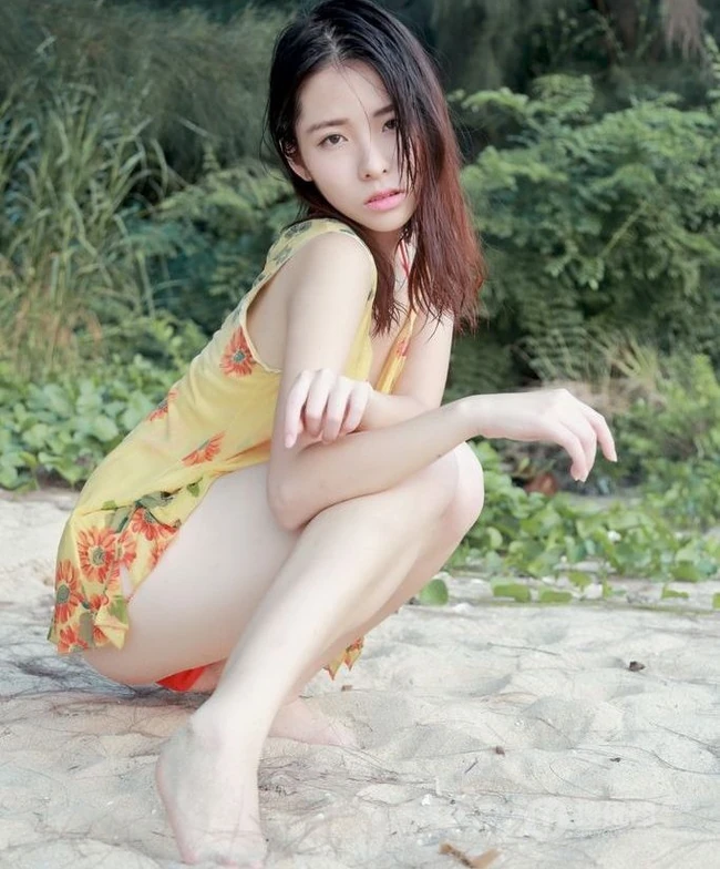 有点小清新 沙滩泳装女生清新小气质写真图集