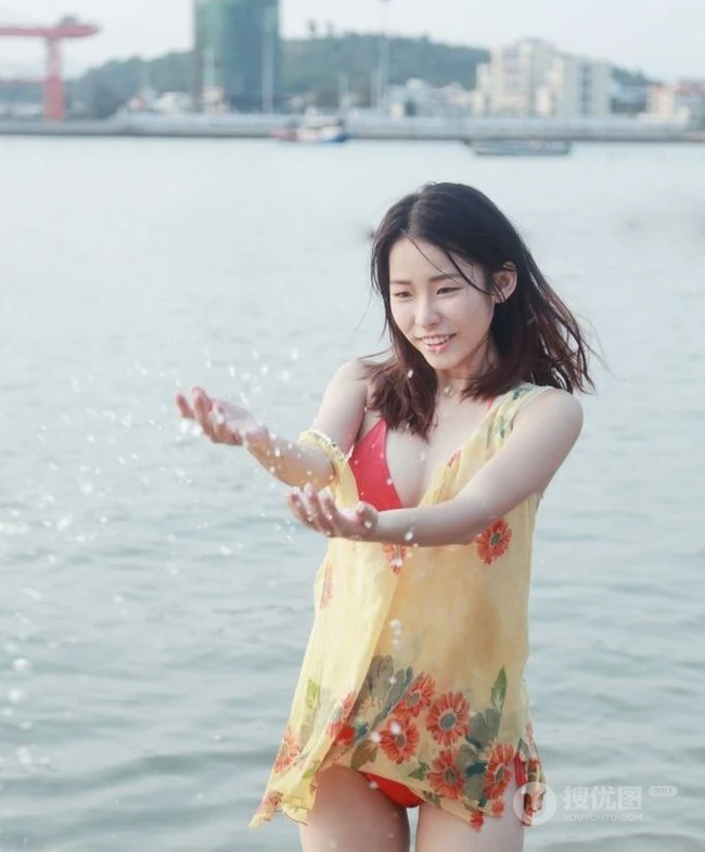 有点小清新 沙滩泳装女生清新小气质写真图集