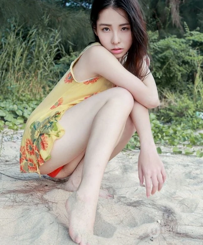 有点小清新 沙滩泳装女生清新小气质写真图集