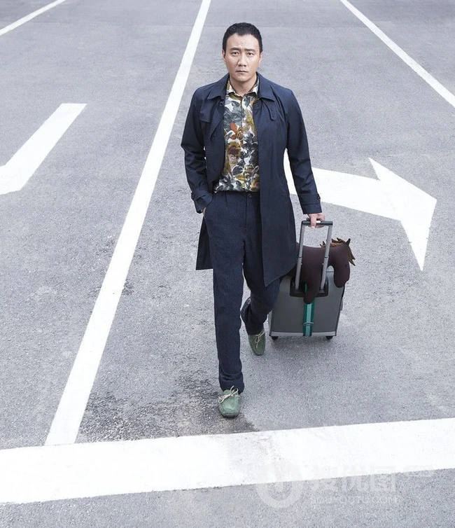 硬汉帅哥胡军 假日旅行时尚写真图片