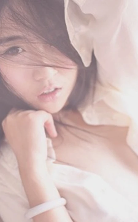 朦胧的气质 女生Moon嘉依衬衣室内写真图集