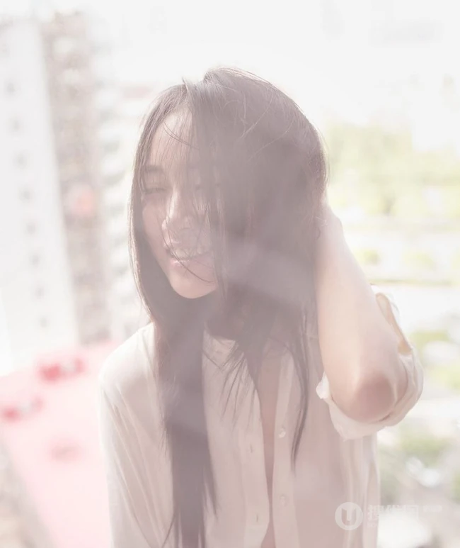 朦胧的气质 女生Moon嘉依衬衣室内写真图集