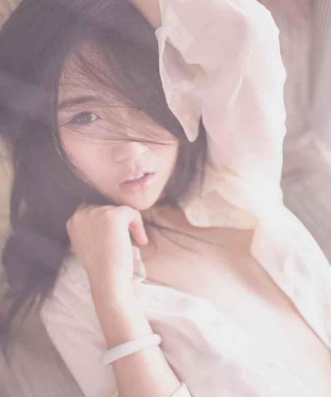 朦胧的气质 女生Moon嘉依衬衣室内写真图集